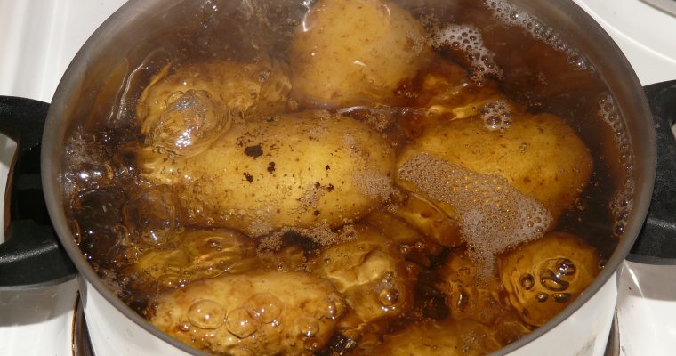 Kartoffelwasser verwenden: Das Hausmittel gegen Sodbrennen, Unkraut & Co