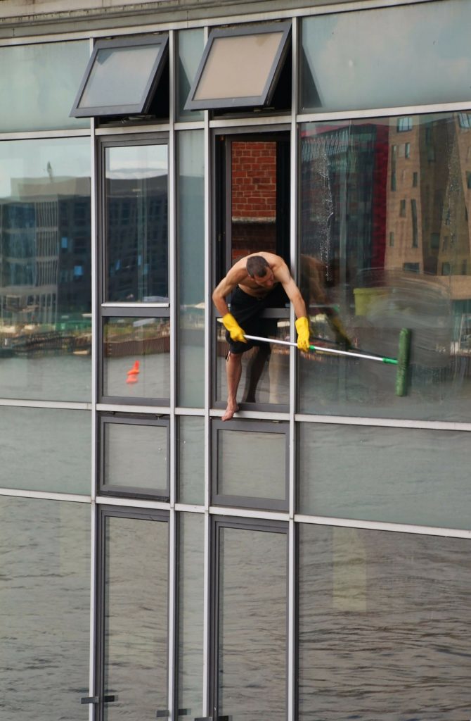 Fenster richtig putzen Endlich streifenfrei Haushalt Tipps